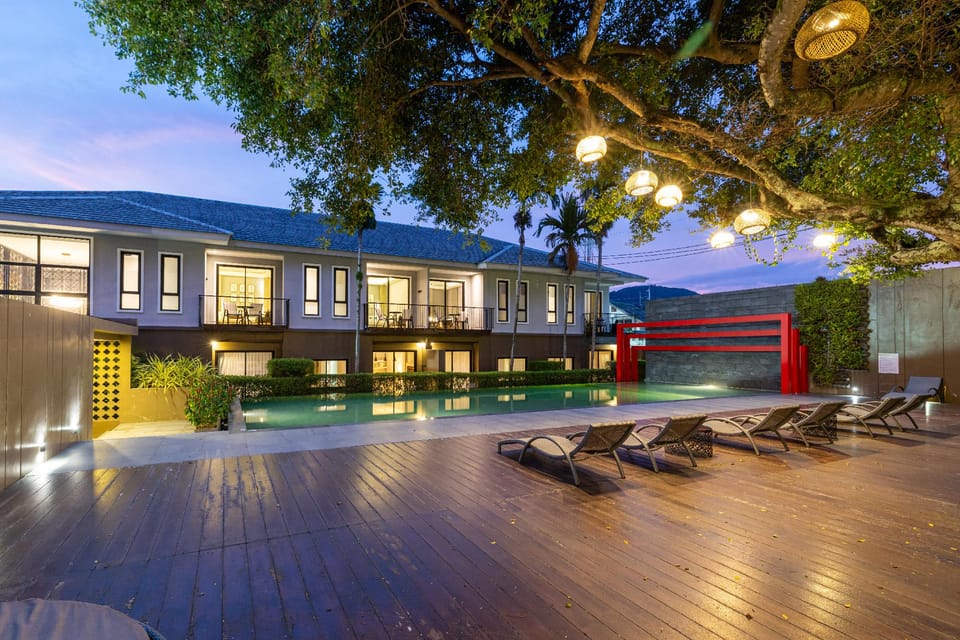 Swimming pool [outdoor]
