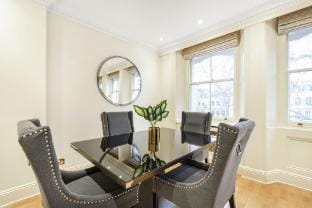 Knightsbridge Home | Next To Hyde Park & Harrods Hotel in City of Westminster
