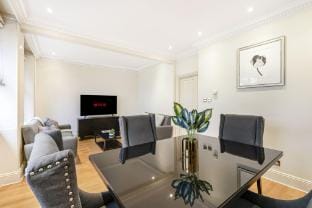 Knightsbridge Home | Next To Hyde Park & Harrods Hotel in City of Westminster