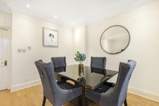 Knightsbridge Home | Next To Hyde Park & Harrods Hotel in City of Westminster