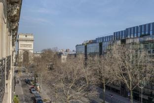 Luxury 4 Bed Residence - Next to Arc de Triomphe Hotel in Paris