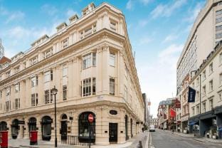 Luxury 3BR Mayfair Apartment Near Green Park Hotel in City of Westminster