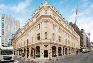 Luxury 3BR Mayfair Apartment Near Green Park Hotel in City of Westminster