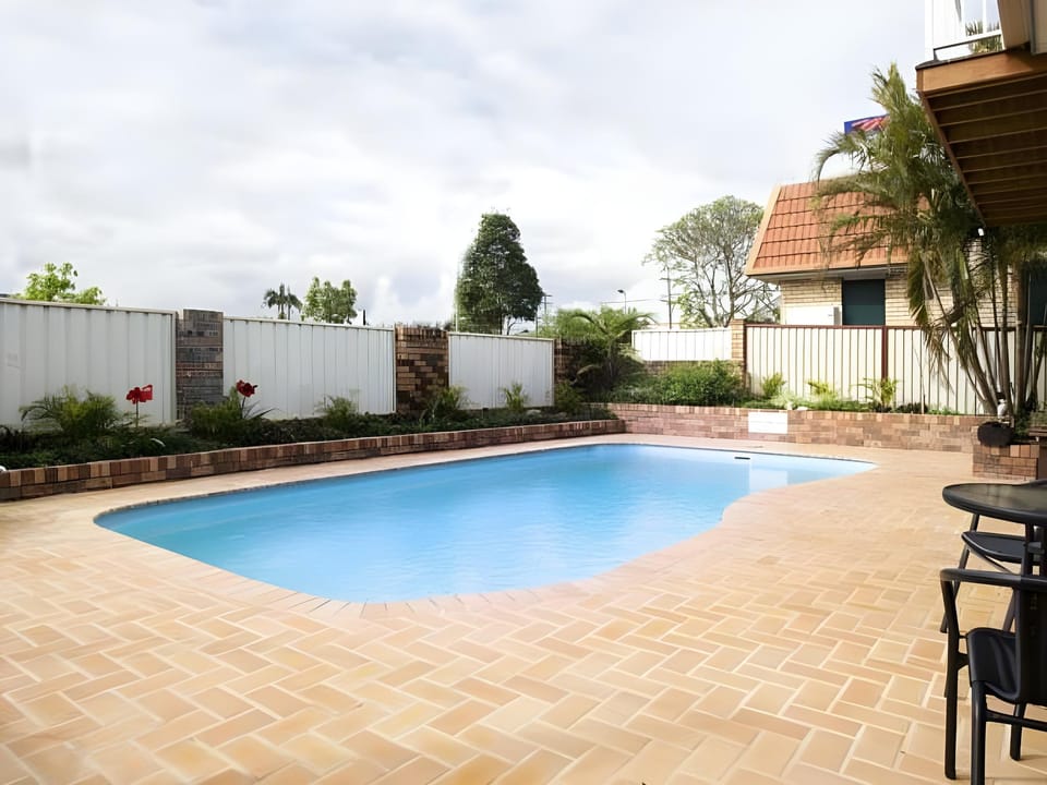 Swimming pool [outdoor]