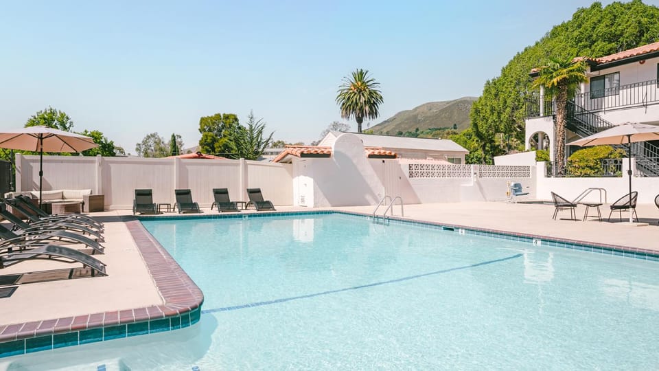 Swimming pool [outdoor]
