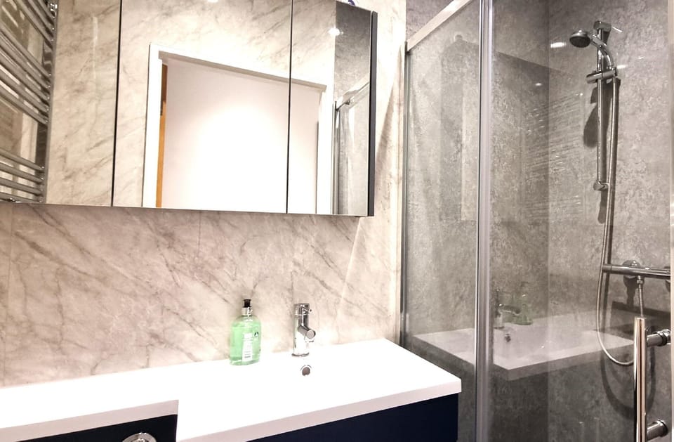 Modern 6 Bedroom 4 Bath House w Parking Hotel in Swindon