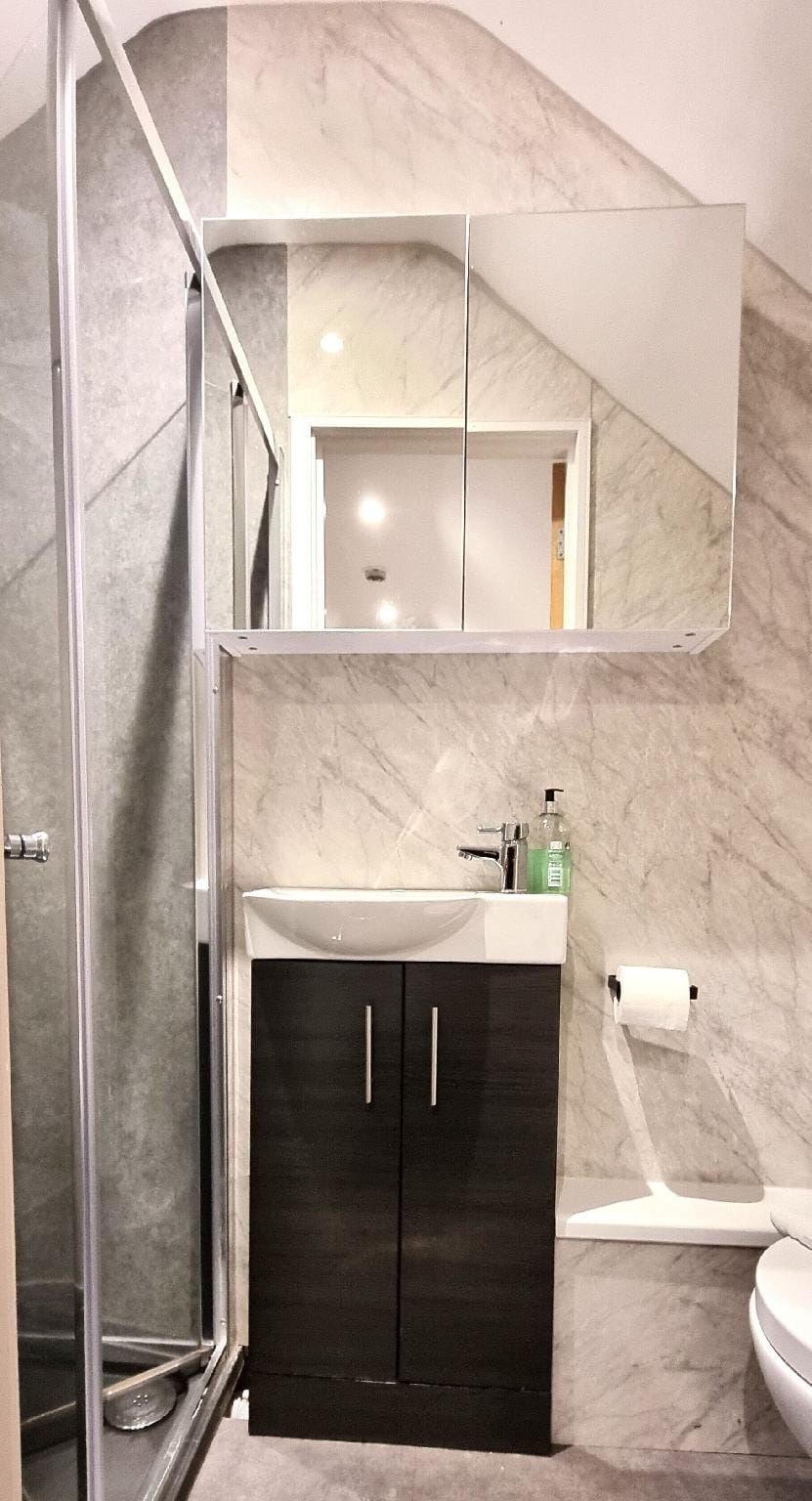 Modern 6 Bedroom 4 Bath House w Parking Hotel in Swindon