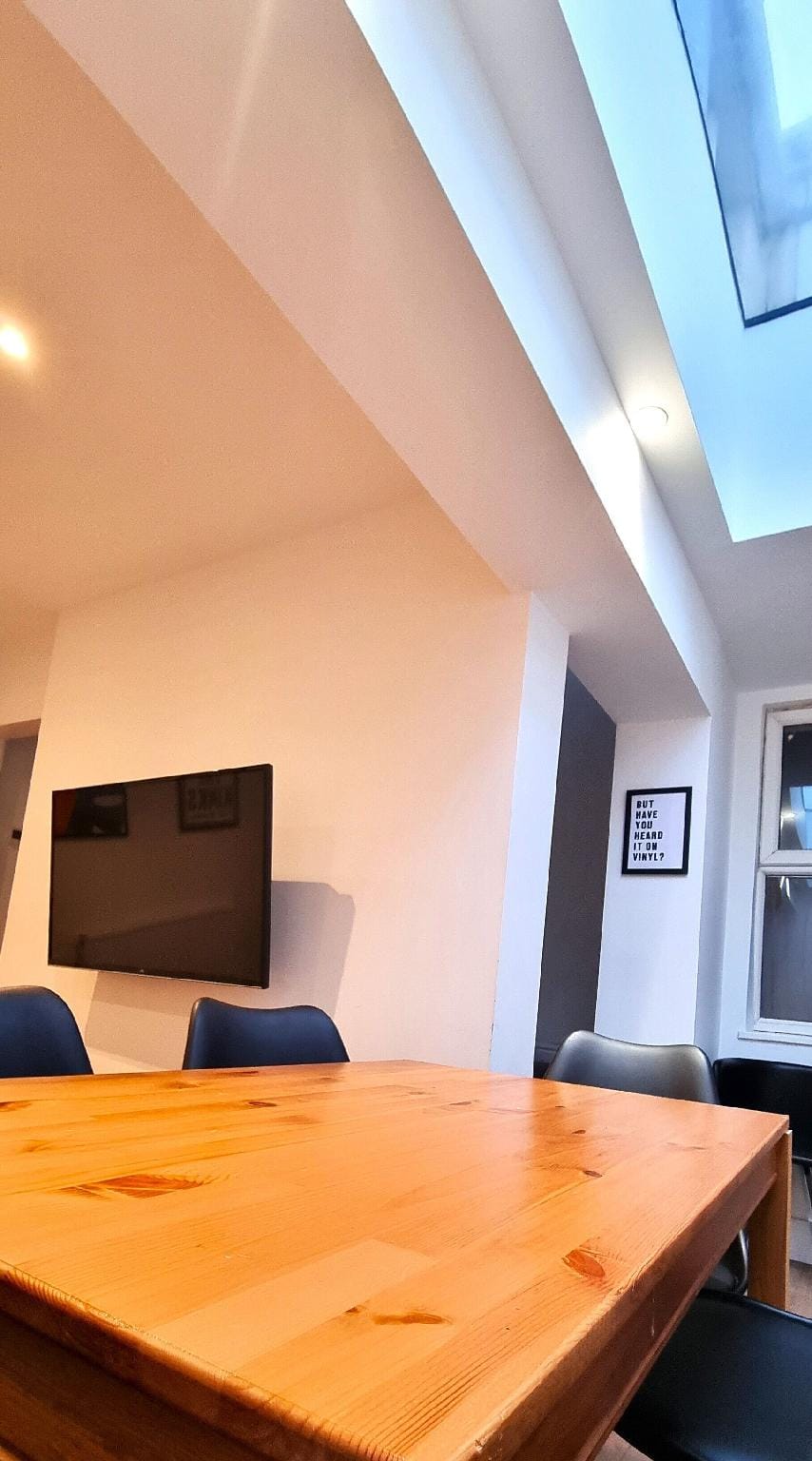 Modern 6 Bedroom 4 Bath House w Parking Hotel in Swindon