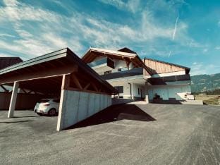 Large Saalfelden Apartment with Terrace Hotel in Salzburgerland