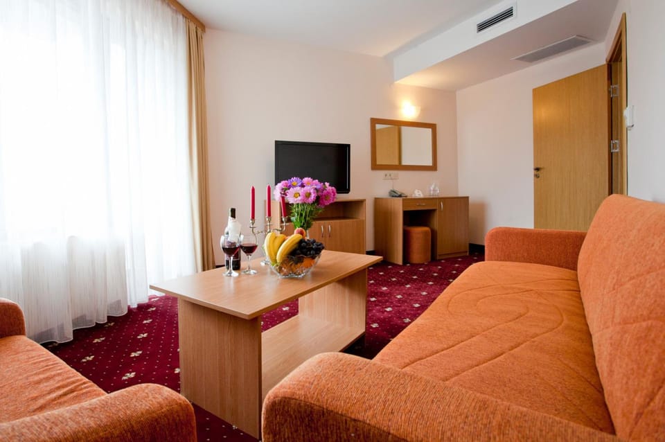 Shared lounge/TV area