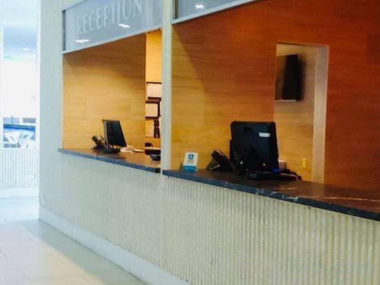 Isla Verde Beachfront Retreat with parking Hotel in Carolina