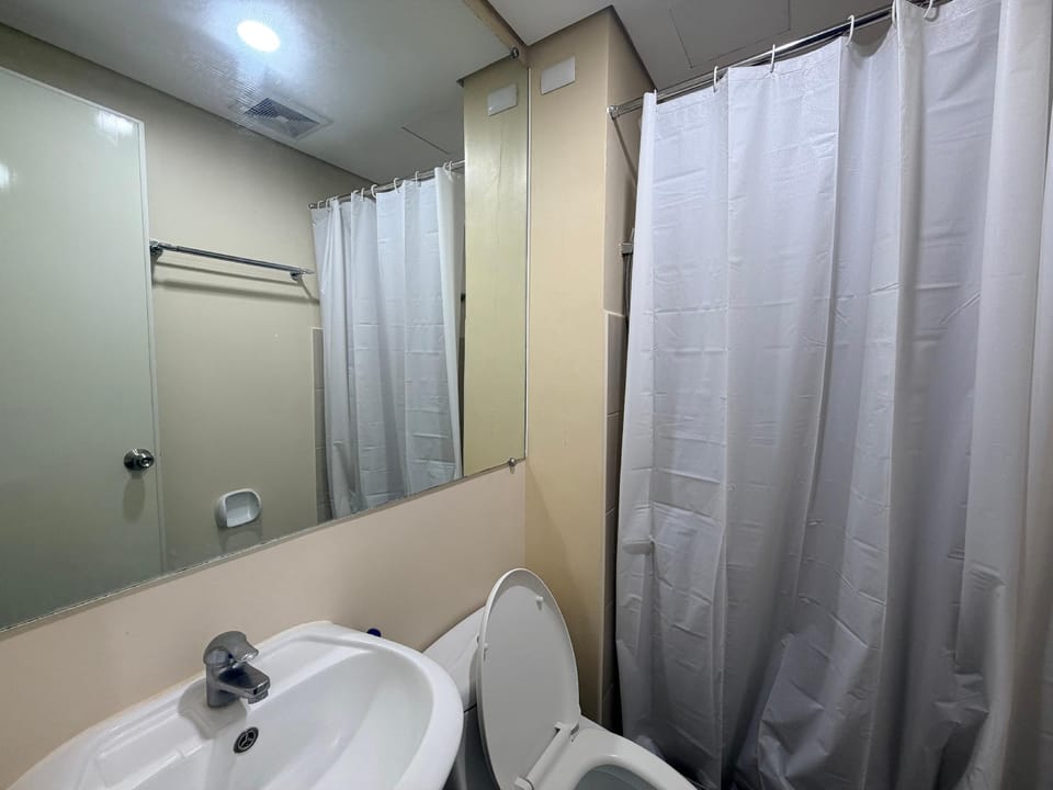 Compact Unit with King size bed Hotel in Cagayan de Oro