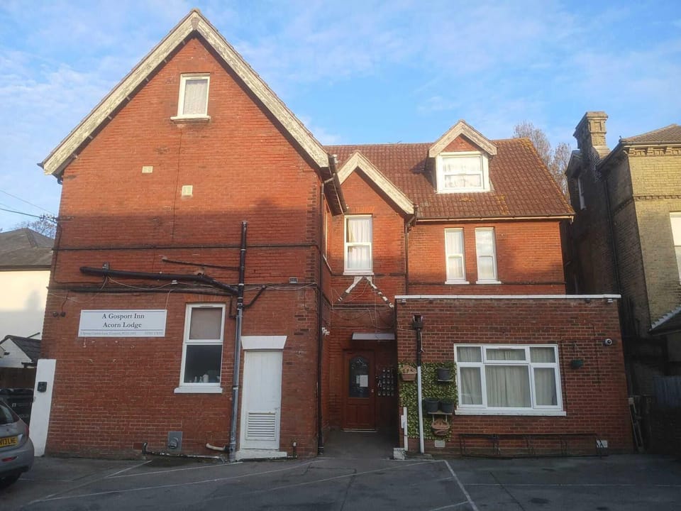 Ground-Floor Family Studio Apartment with Double and Single Beds – Free Parking Hotel in Gosport