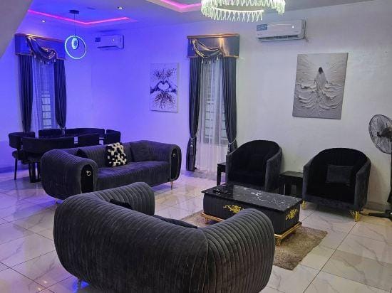 LUXURY 5 BEDROOMS duplex with swimming pool Hotel in Lagos