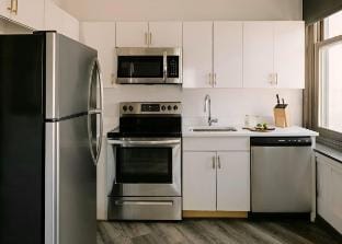 Hotel Houze - 1 Bedroom Queen Apartment Hotel in Windsor