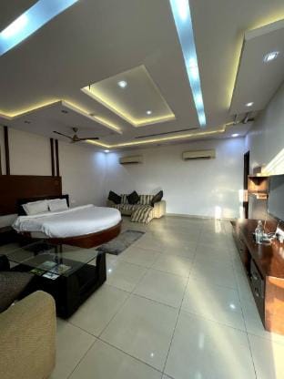 Black Bear Farmhouse with 5 Bedroom swimming pool  Hotel in Jaipur