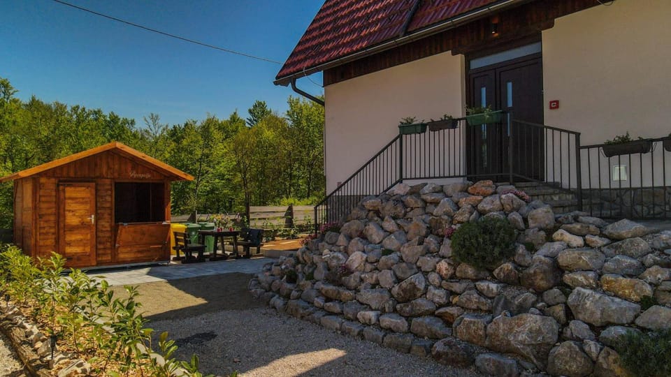 PLITVICKA KUCA M - Holiday Lodge Hotel in Jezerce