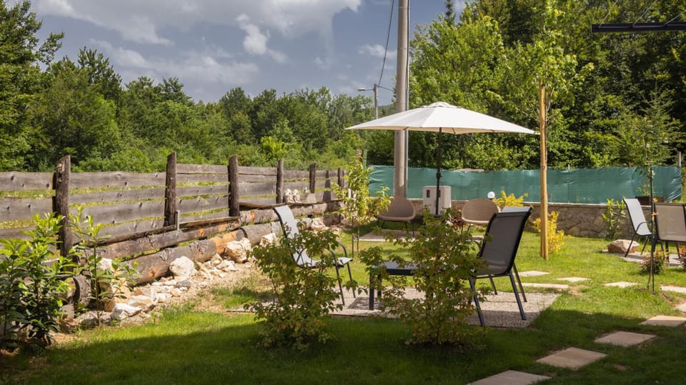 PLITVICKA KUCA M - Holiday Lodge Hotel in Jezerce