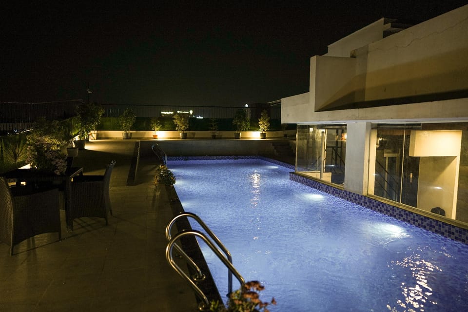 Swimming pool [outdoor]