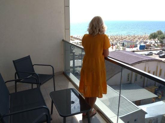 2 rooms apartment, max 5 adults, splendid view on the beach and the sea Hotel in Constanța County