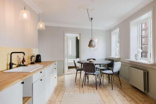 Upscale 3BR Apartment in City Center Hotel in Frederiksberg