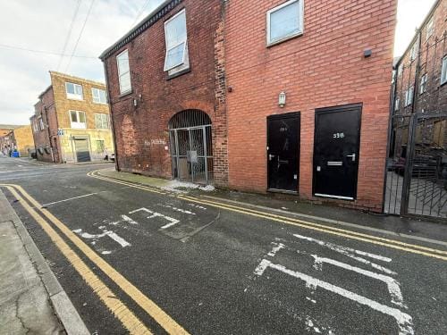 Modern 2-Bedroom Apartment in Ashton, Sleeps 5 Hotel in England