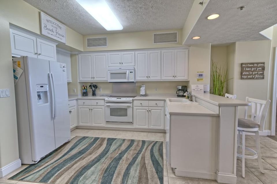 Roomy Condo with Pool and Beach Access - Unit 0502 by RedAwning Hotel in Upper Grand Lagoon