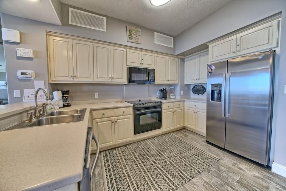 Unit 2304 2 Bedroom Condo by RedAwning Hotel in Upper Grand Lagoon
