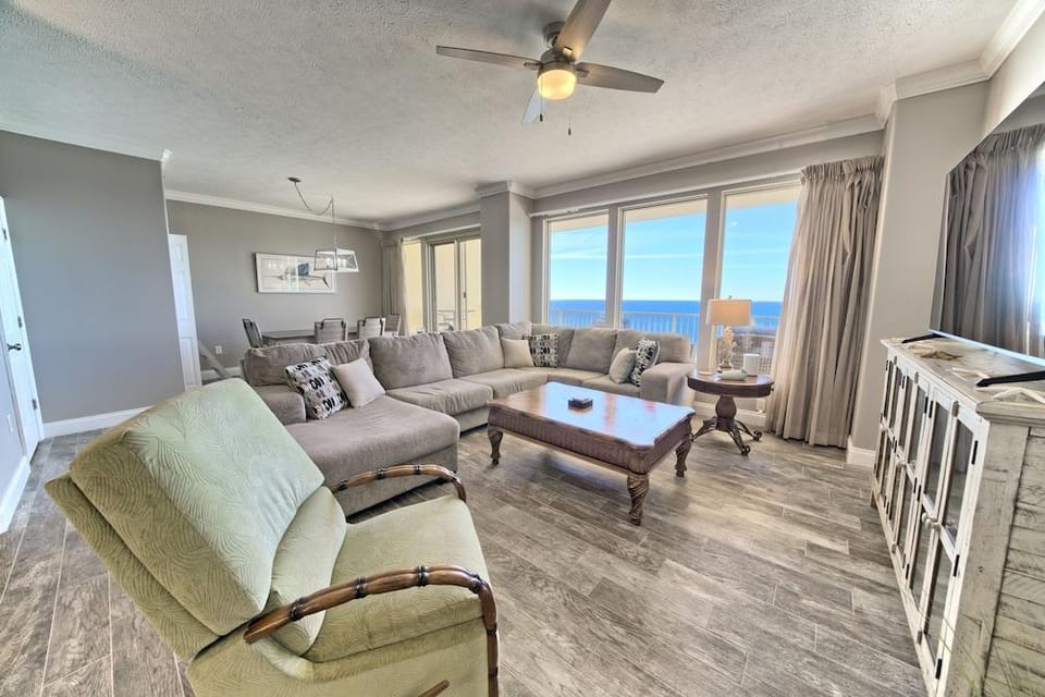 Unit 2304 2 Bedroom Condo by RedAwning Hotel in Upper Grand Lagoon