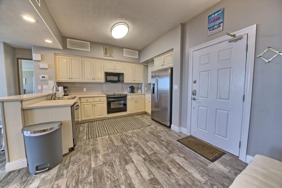 Unit 2304 2 Bedroom Condo by RedAwning Hotel in Upper Grand Lagoon
