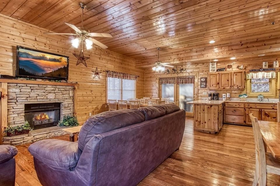 Er305- Bear Right Inn- Great Location- Close To Town 9 Bedroom Cabin by RedAwning Hotel in Pigeon Forge
