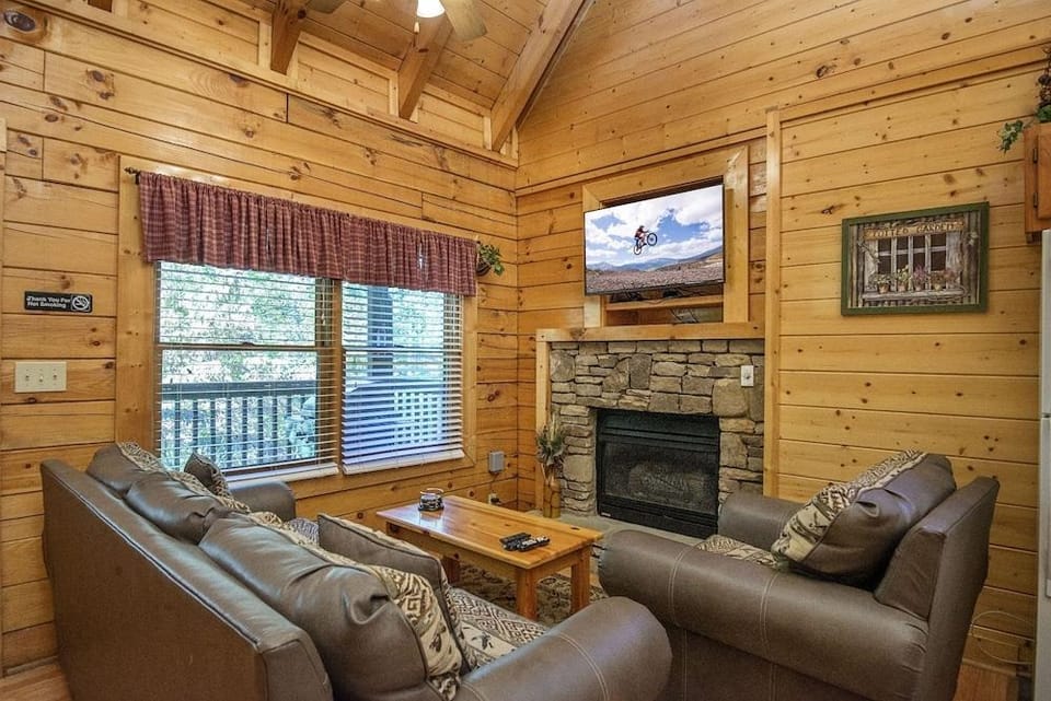 ER228 - Lockers Lodge Great Location - Close To Town! 1 Bedroom Cabin by RedAwning Hotel in Pigeon Forge