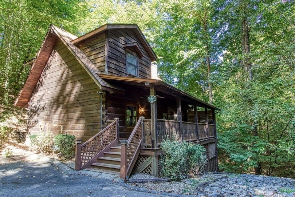 Er96 - Squirrels Leap - Great Location! Close To Town! 2 Bedroom Cabin by RedAwning Hotel in Pigeon Forge