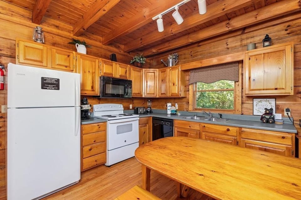 Er299 - Possum Hollow 4 Bedroom Cabin by RedAwning Hotel in Pigeon Forge