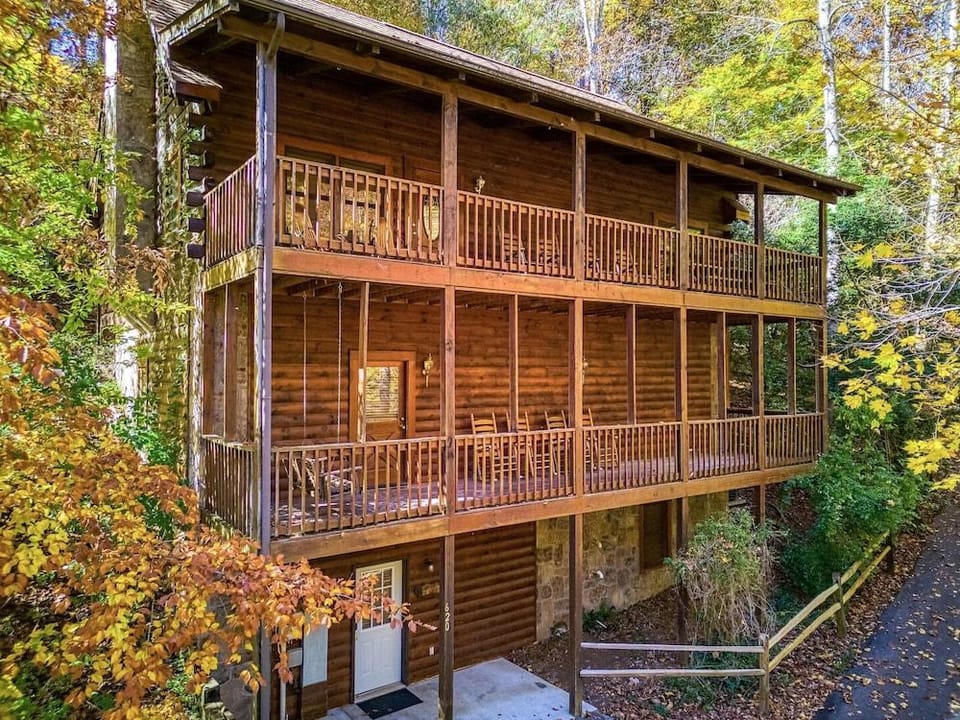 Er298- Renewed Spirit Great Location- Close To Town 7 Bedroom Cabin by RedAwning Hotel in Pigeon Forge