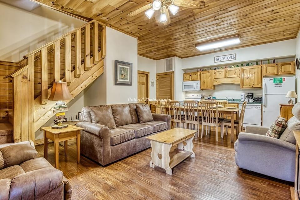 Er202 - Now And Forever Great Location! - Close To Town! 4 Bedroom Cabin by RedAwning Hotel in Pigeon Forge