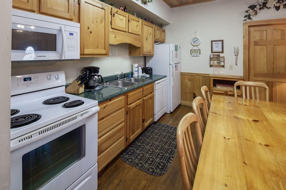 Er202 - Now And Forever Great Location! - Close To Town! 4 Bedroom Cabin by RedAwning Hotel in Pigeon Forge