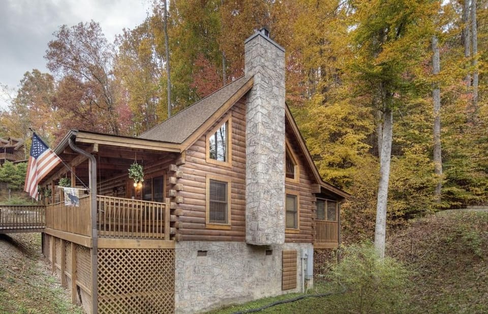 Er302 - Best Of Times Great Location-close To Town 2 Bedroom Cabin by RedAwning Hotel in Pigeon Forge