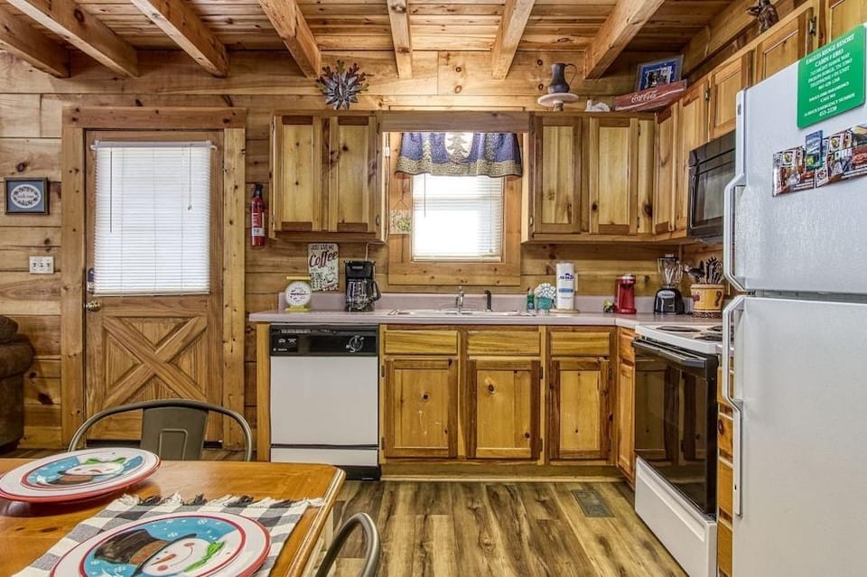Er83 - Savage Loft - Your Close To The Action Cabin Getaway 2 Bedroom Cabin by RedAwning Hotel in Pigeon Forge