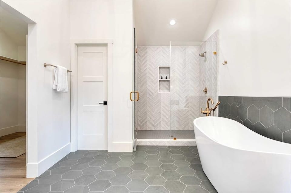 Luxury Retreat, 5mins to the Lake Game Room + Fire Pit Howlite by Avantstay Hotel in Lake Arrowhead