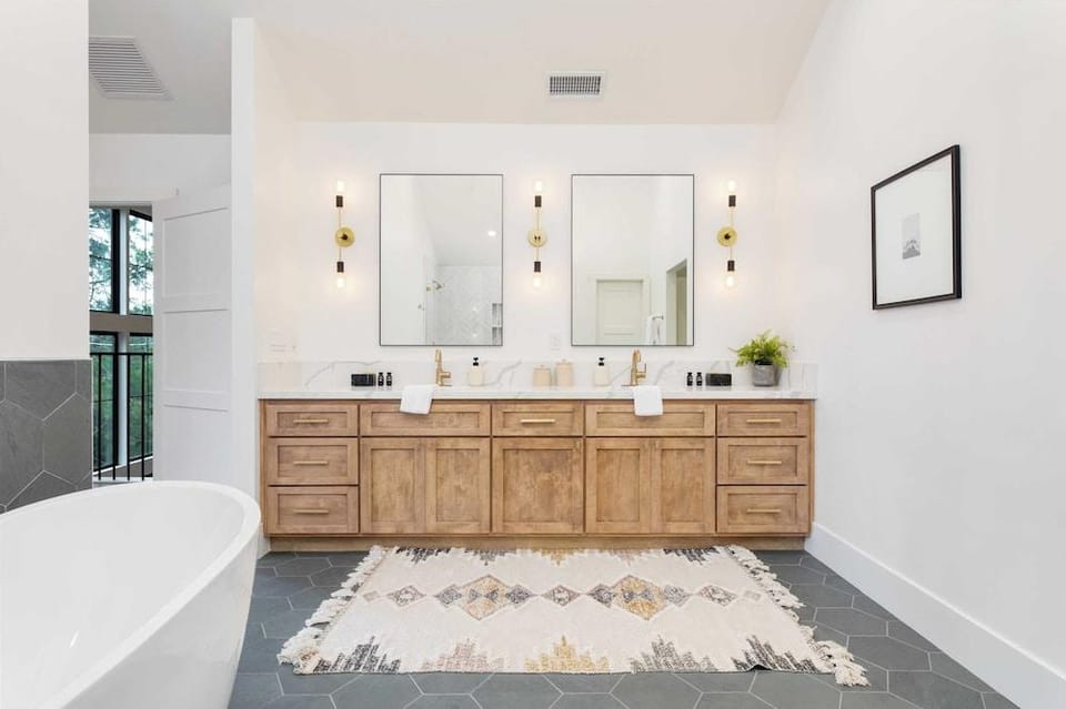 Luxury Retreat, 5mins to the Lake Game Room + Fire Pit Howlite by Avantstay Hotel in Lake Arrowhead