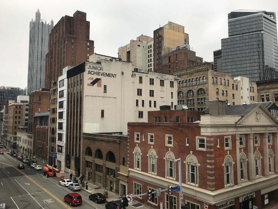 City Sights 2 Queen Beds Downtown Apt Hotel in Pittsburgh