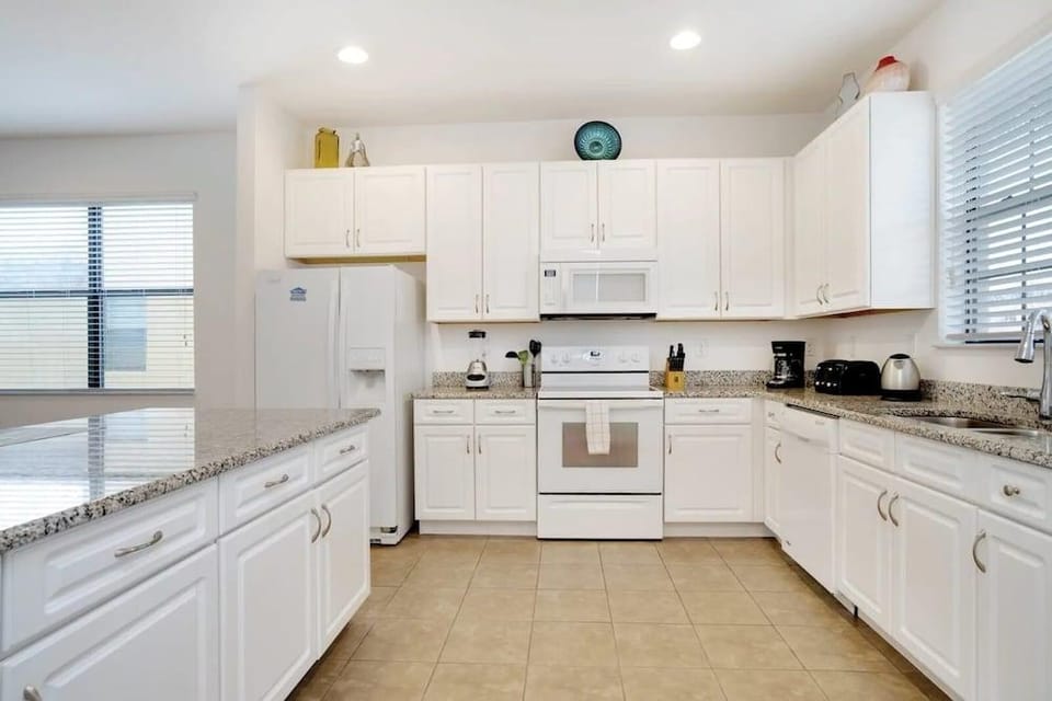 Grand Superior 4BD Pool Home at Disney Universal Hotel in Loughman