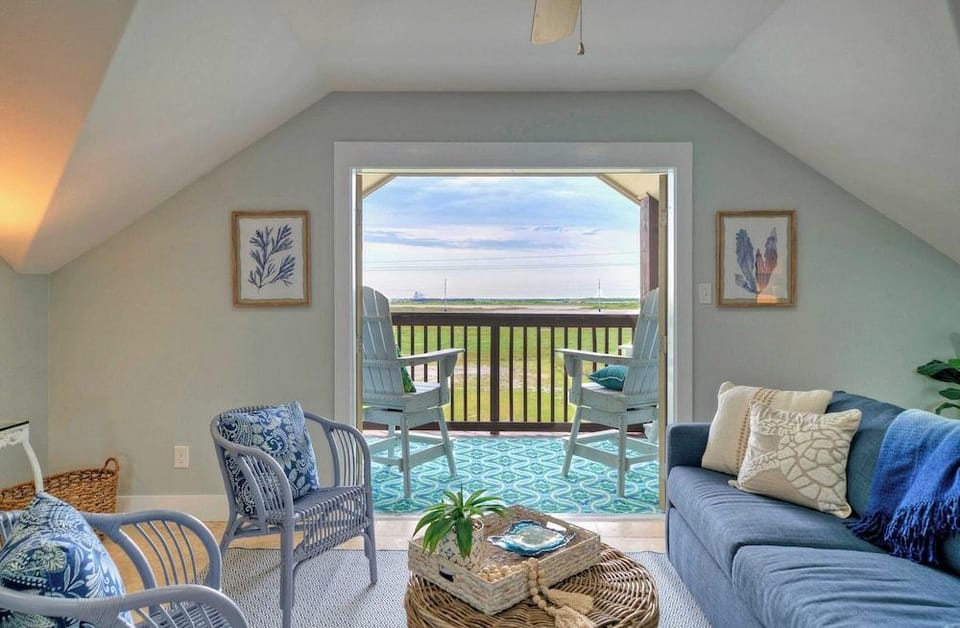 Incredible Nature Views, Golf Cart for Rent, Balcony Blue Crush by Avantstay Hotel in Port Aransas