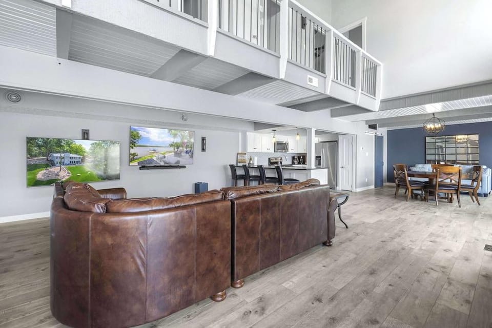 For the View Lakeside Launchpad! Great Location Hotel in Lake of the Ozarks