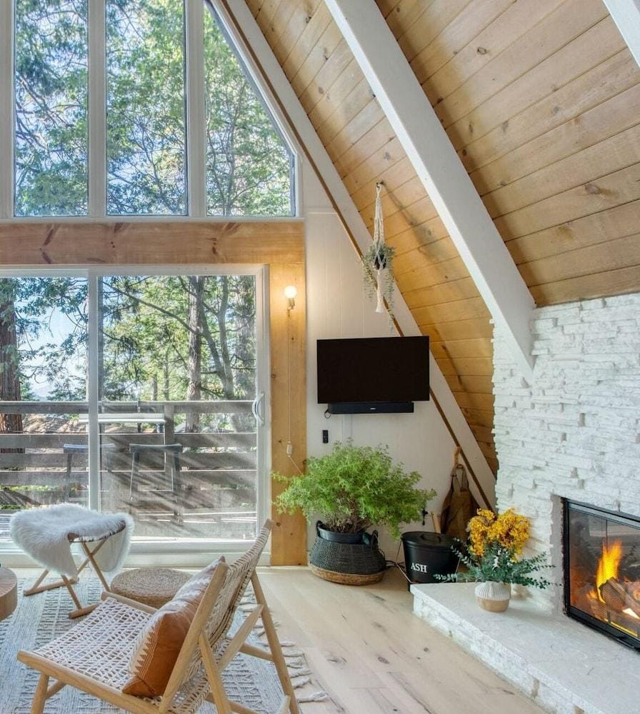 A-frame Retreat Chic and Modern Forest Views, Hammock, Outdoor Dining, Decks Hotel in Lake Arrowhead