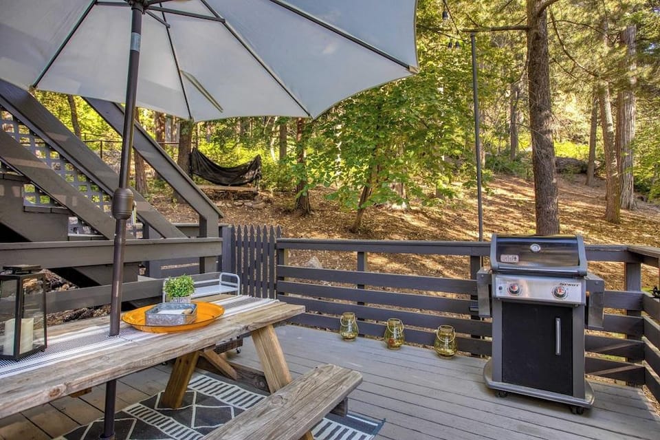 A-frame Retreat Chic and Modern Forest Views, Hammock, Outdoor Dining, Decks Hotel in Lake Arrowhead