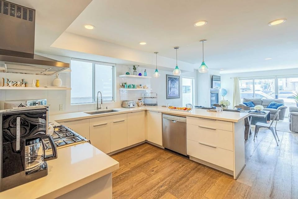 Private Rooftop + Steps to the Beach Chic Design Seaside Style by Avantstay Hotel in Balboa Peninsula