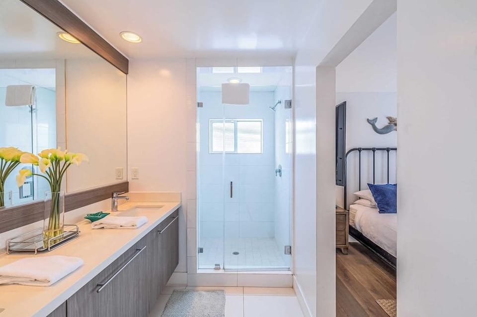 Private Rooftop + Steps to the Beach Chic Design Seaside Style by Avantstay Hotel in Balboa Peninsula