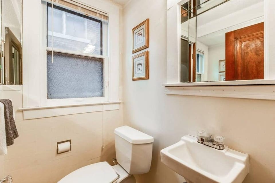 Glamorous Green Beauty in the Heart of University District 15min to Downtown Hotel in Detroit